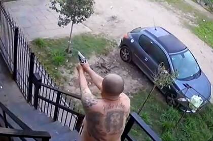El momento en que el hombre le dispara a los ladrones que le había robado a su sobrino