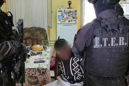 Las fuerzas de seguridad lograron sorprenderlo mientras descansaba en su domicilio y lo apresaron