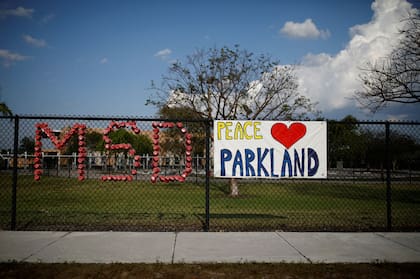 Quienes se opusieron a la ley recordaron el tiroteo en una escuela de Parkland, Florida, en 2018, entre otros eventos de violencia masiva