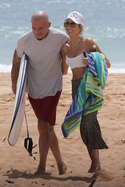 Los recién casados eligieron una tranquila playa de Hawai para pasar su luna de miel. Mientras que el actor aprovecha los atardeceres para hacer surf, Tish disfruta del paisaje con una falda floreada y un mini top blanco