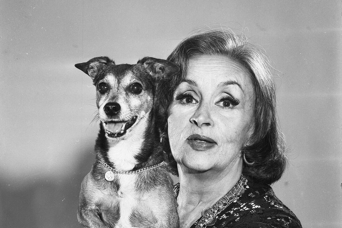 Tita Merello con su famoso perro Corbata, con quien compartía los veraneos en Villa Gesell