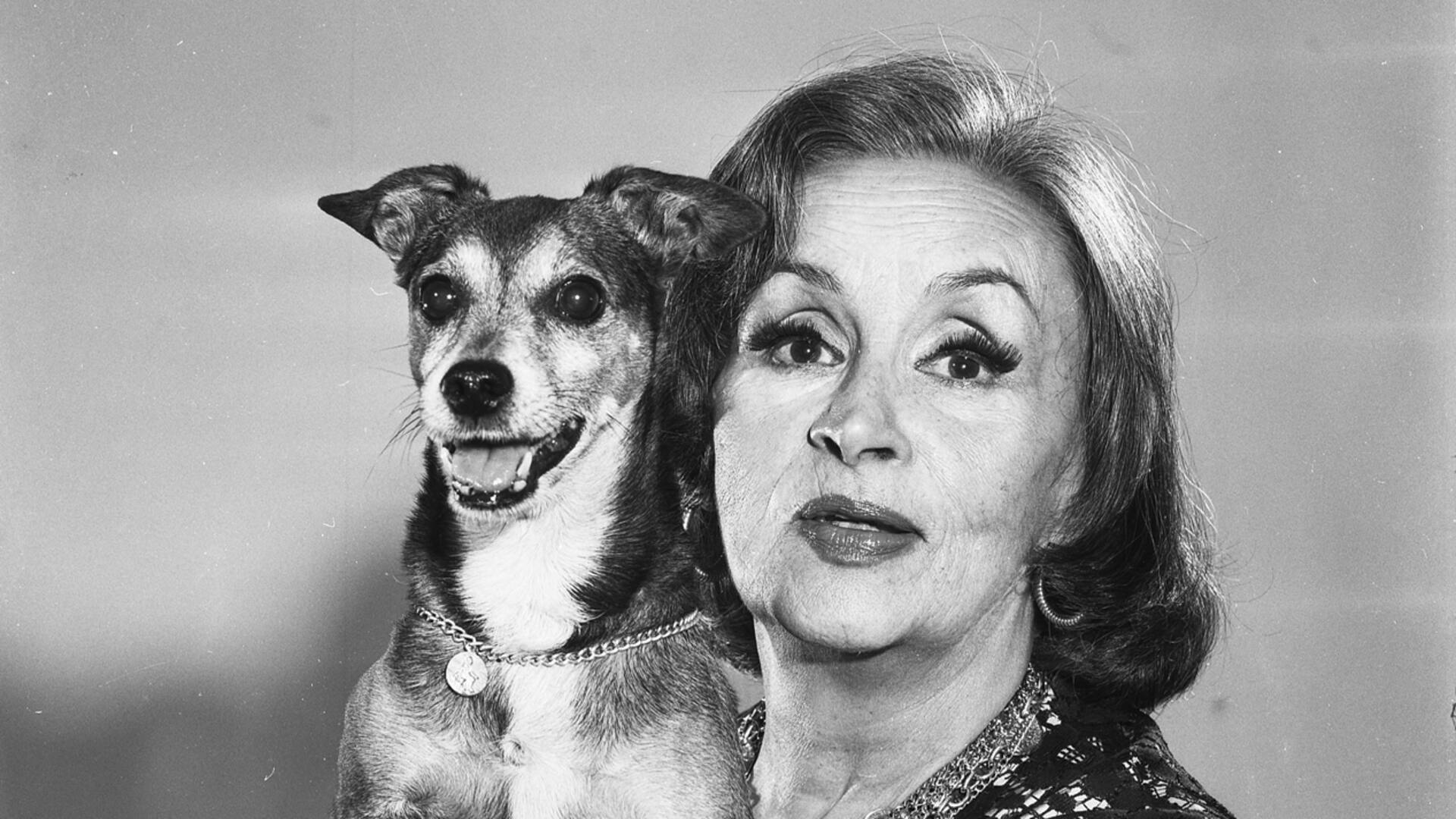 Tita Merello con su famoso perro Corbata, con quien compartía los veraneos en Villa Gesell