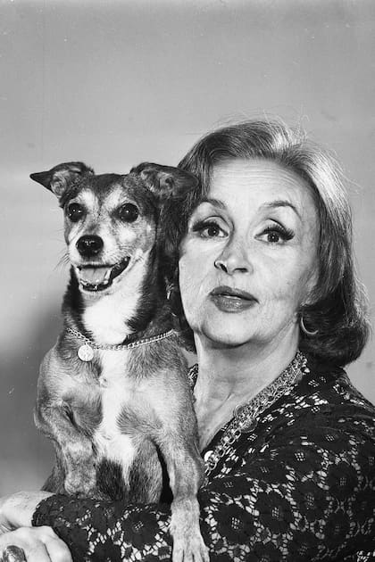Tita Merello con su famoso perro Corbata, con quien compartía los veraneos en Villa Gesell