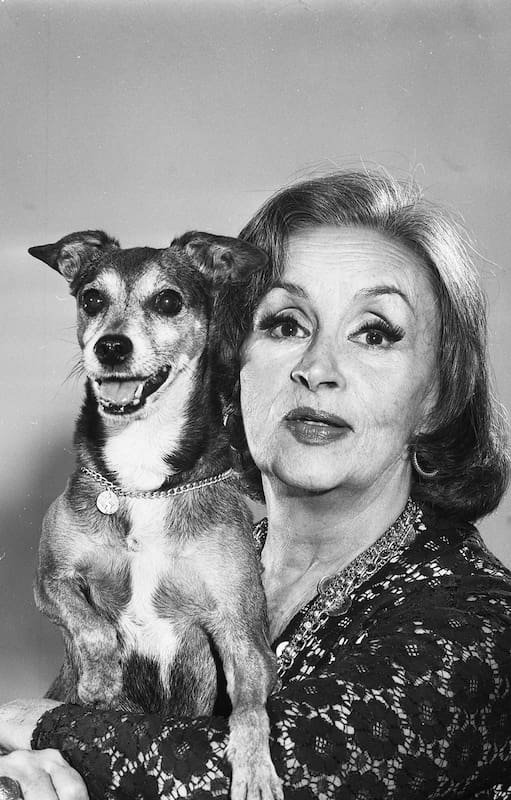 Tita Merello con su famoso perro Corbata, con quien compartía los veraneos en Villa Gesell