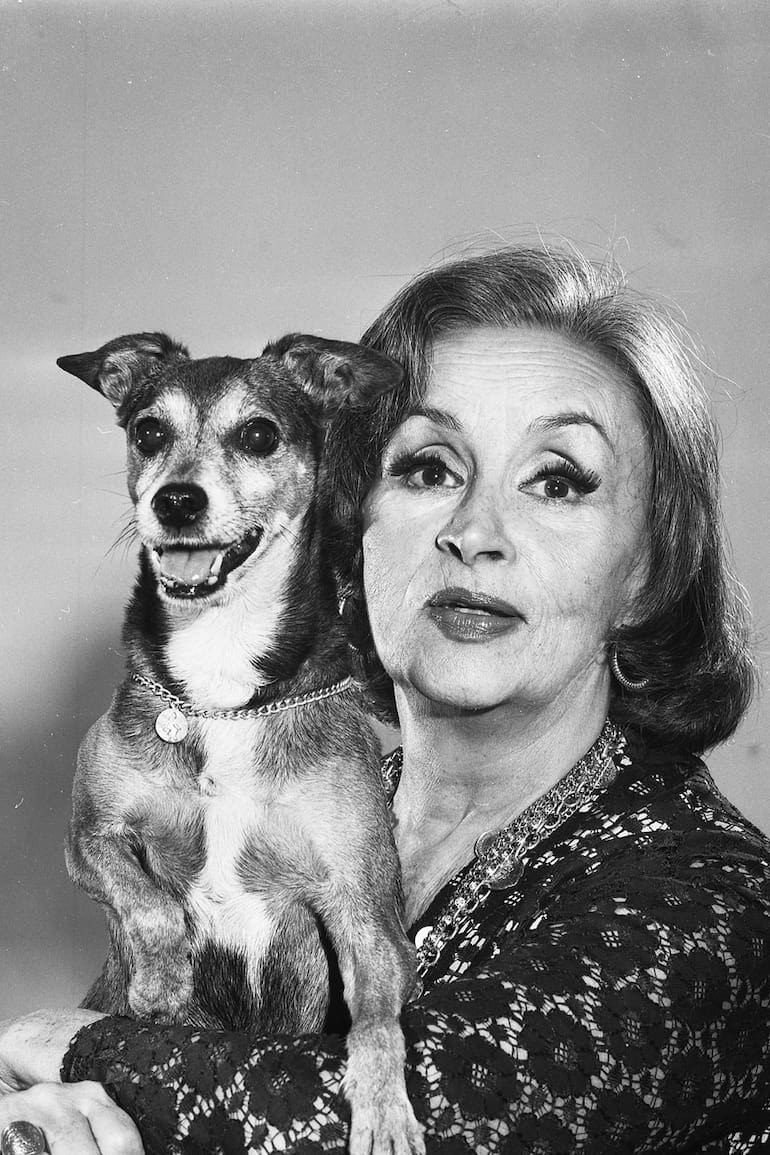 Tita Merello con su famoso perro Corbata, con quien compartía los veraneos en Villa Gesell