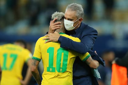 Tité abraza a Neymar, uno de los más criticados tras perder la final de la Copa América 2021 con Argentina.