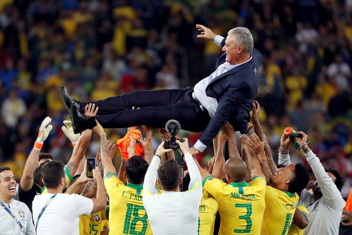 Tite por el aire, en brazos de sus dirigidos en 2019; puede convertirse en el primer entrenador que conquista dos Copas América, consecutivas y ambas, invicto