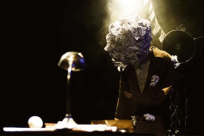 Títeres y performance en una propuesta mayúscula