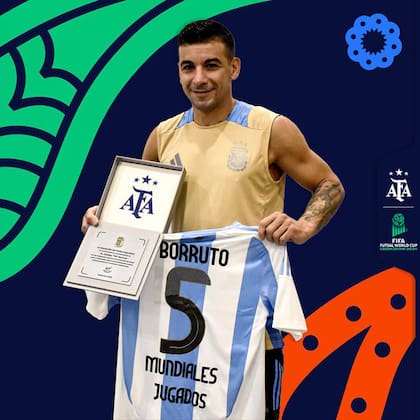 Titi Borruto recibió un reconocimiento por estar disputando su quinto mundial de futsal.