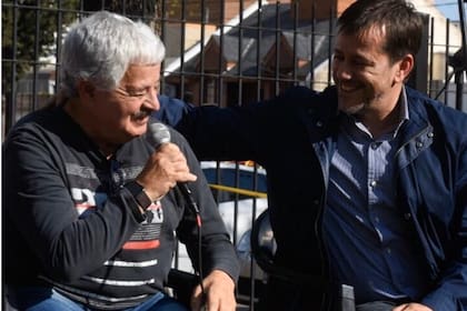 Tití Fernández junto a Mariano Recalde en un acto del Frente de Todos.