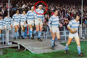 Tito Fernández en Cardiff 1976, para enfrentar a Gales, detrás de Palomo Etchegaray y Cuca Carracedo