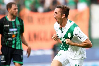 Tito Noir festeja su gol