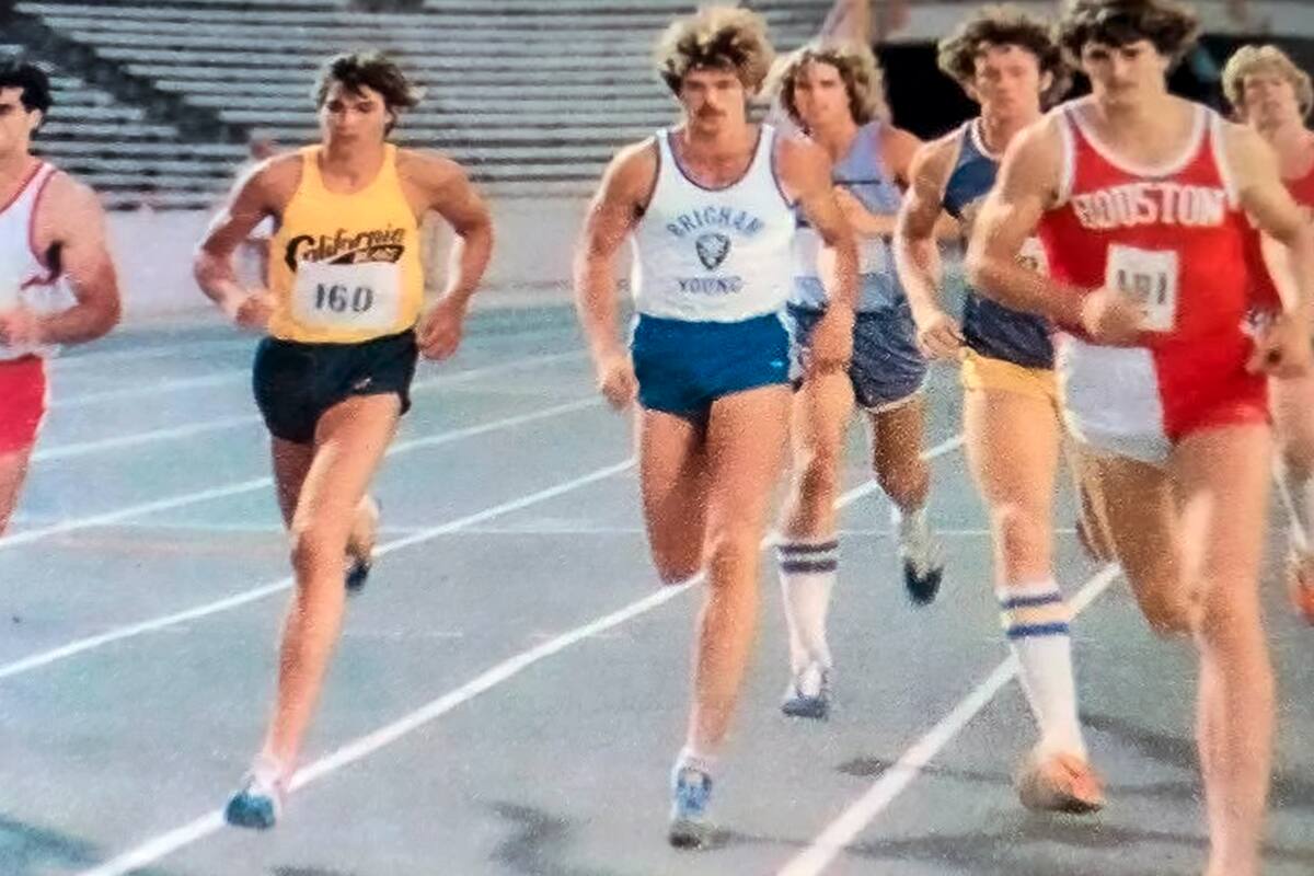 Tito Steiner, en el centro, y una competencia con la camiseta de la Universidad de Brigham, en Utah, donde se radicó varios años