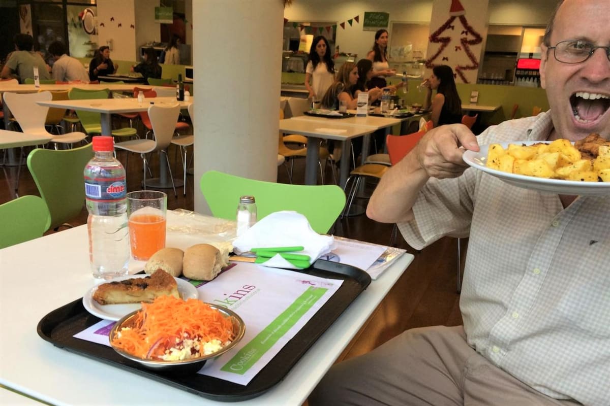 Tito Travaglini, en el comedor de LA NACION, y su cuota de humor y picardía