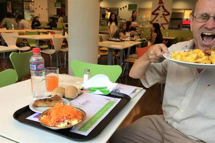 Tito Travaglini, en el comedor de LA NACION, y su cuota de humor y picardía