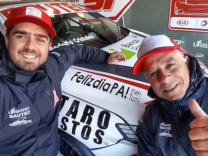 Tito Urretavizcaya junto a su hijo Tomás, que heredó la pasión por los autos