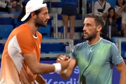 Titouan Droguet saluda a su vencedor, Damir Dzumhur, en el torneo de Umag
