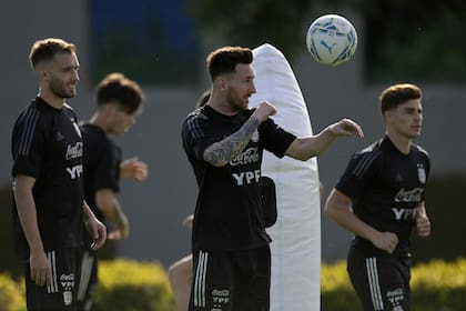 ¿Titular? Messi luce recuperado y según Scaloni, estará "disponible"; aquí, entre Pezzella y Julián Álvarez