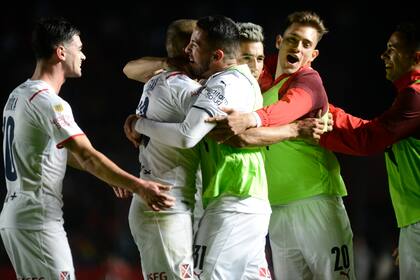 Titulares y suplentes de Independiente, mezclados en la celebración del tercer gol, de Benegas