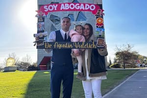 Título en mano: Agustín Vuletich, recibido de abogado, junto a su familia