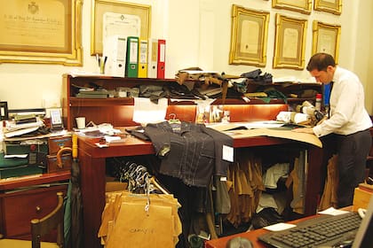 Tiza, medidas, papel. El modelista, encargado de la confección de los moldes
