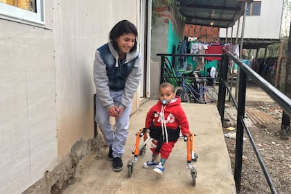 Tiziano, el niño de 2 años que recibió una de las sillas de ruedas de Uno X Uno, junto a su mamá, Florencia.