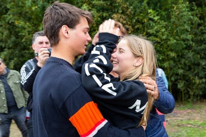 Tiziano felicita a su hermana.
