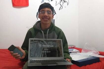 Tiziano muestra feliz su computadora y celular nuevos