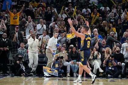 T.J. McConnell, de los Pacers de Indiana, festeja en el encuentro del miércoles 30 de octubre de 2024, ante los Celtics de Boston (AP Foto/Darron Cummings)