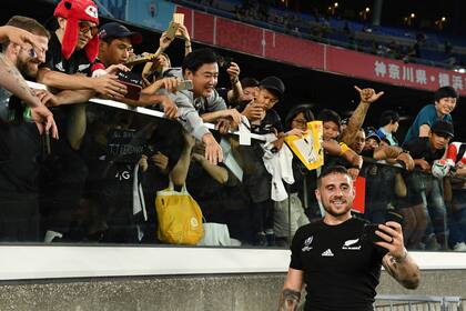 TJ Perenara se divierte con los hinchas después del triunfo de Nueva Zelanda ante Sudáfrica.