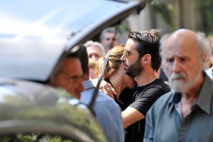La actriz se mostró muy acongojada durante el responso que se le brindó a su madre durante la mañana del jueves, en el cementerio de la Chacarita