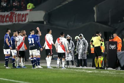 Tobar revisando la jugada: la vio 43 veces por monitor durante más de 5 minutos, mientras hablaba con sus asistentes del VAR