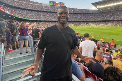 Tobi Oluwole se dio el lujo de asistir al mítico estadio del Barcelona (Foto: @thetobioluwole)