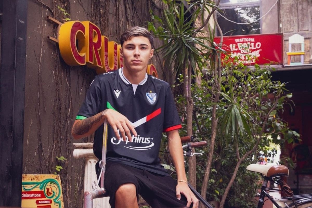 Tobías Andrada, en una de las producciones de Vélez con su nueva camiseta; el volante se destaca con despliegue y buena técnica