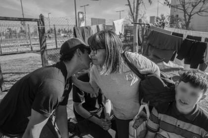 Tobías despide con un beso a Ana, una de las "madrazas".