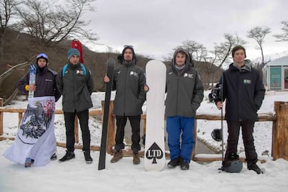Tobías Fernández Cruz, con la bandera de la Ciudad de Buenos Aires, y cuatro bonaerenses: Martín Trumpio (con su carabina a la espalda), Simón Zorraquín, Francisco Fernández Candia y Marcial Pereda