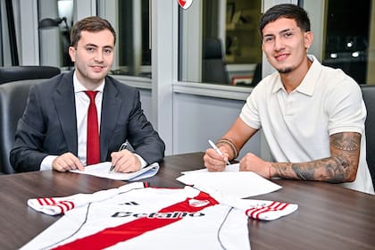 Tobías Ramírez junto al presidente Stefano Di Carlo; el exArgentinos firmó su contrato y se transformó en nuevo jugador de River hasta el 31 de diciembre de 2029