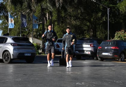 Tobías Ramírez y Juan Manuel Villalba en el predio de Ezeiza, antes del viaje que la selección sub 20 hizo este miércoles a Chile.