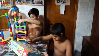 Tobías y sus dos sobrinos suelen jugar juntos; ahora, en pandemia, hacen videollamadas