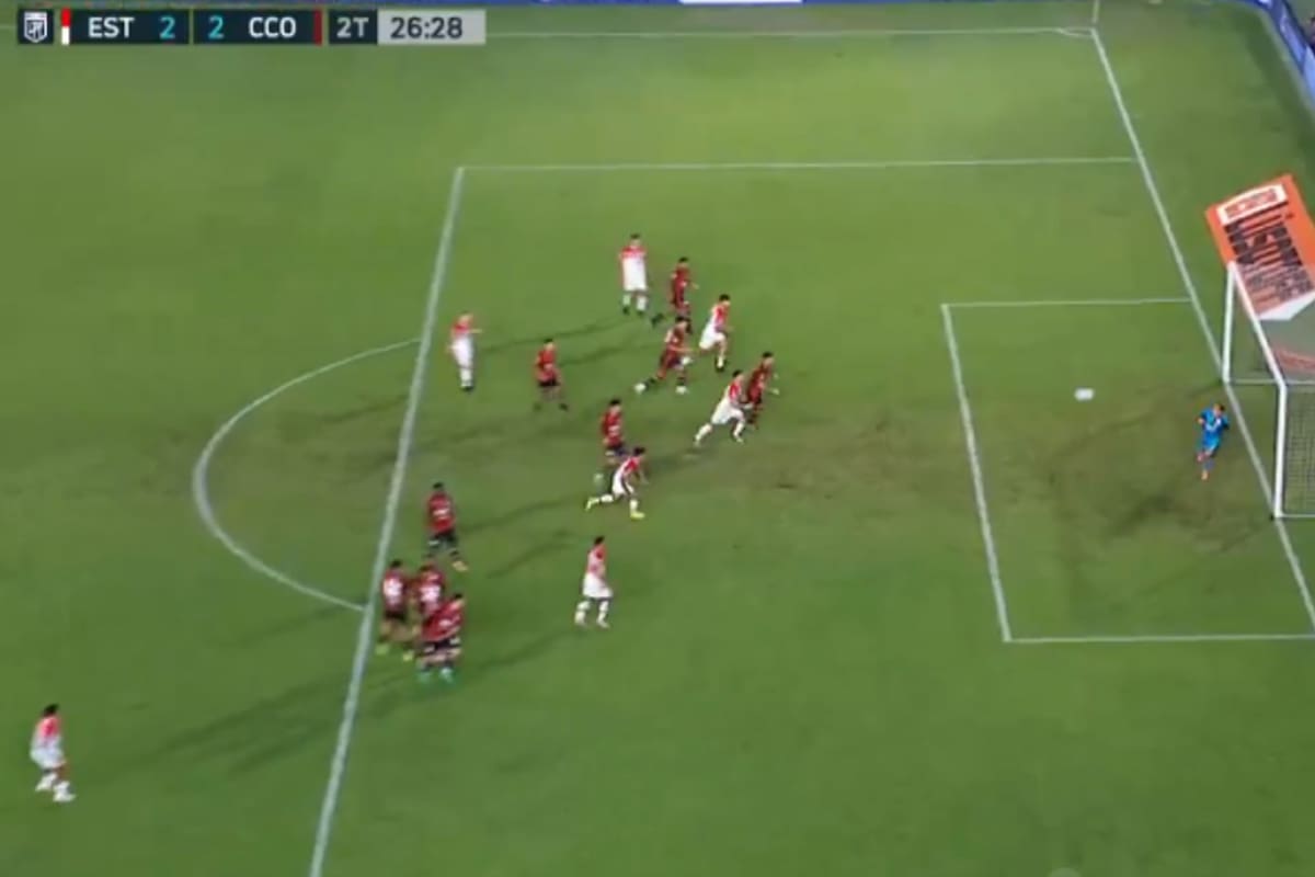 Tobio Burgos ejecutó el tiro libre que se convertirá en el 2-2 parcial en la remontada de Estudiantes de La Plata ante Central Córdoba de Santiago del Estero