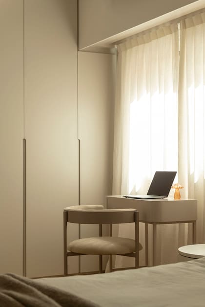 Tocador laqueado a tono con los frentes de placard. Silla Ries (Cúmulo). “Todo el dormitorio principal, salvo la pared de la tele (que tiene un revestimiento), son placares. Nunca ves pared”.