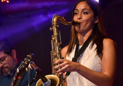 Tocando el saxofón, un sueño que pudo cumplir tras ser trasplantada.