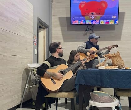 Tocando la guitarra en un evento familiar.