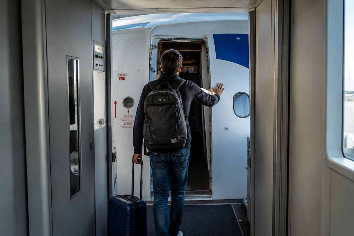 Tocar el avion antes de embarcar, una costumbre generalizada