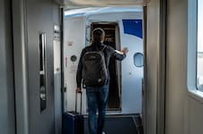 ¿Por qué algunos pasajeros tocan el avión antes de abordar?