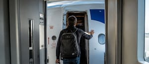 ¿Por qué algunos pasajeros tocan el avión antes de abordar?