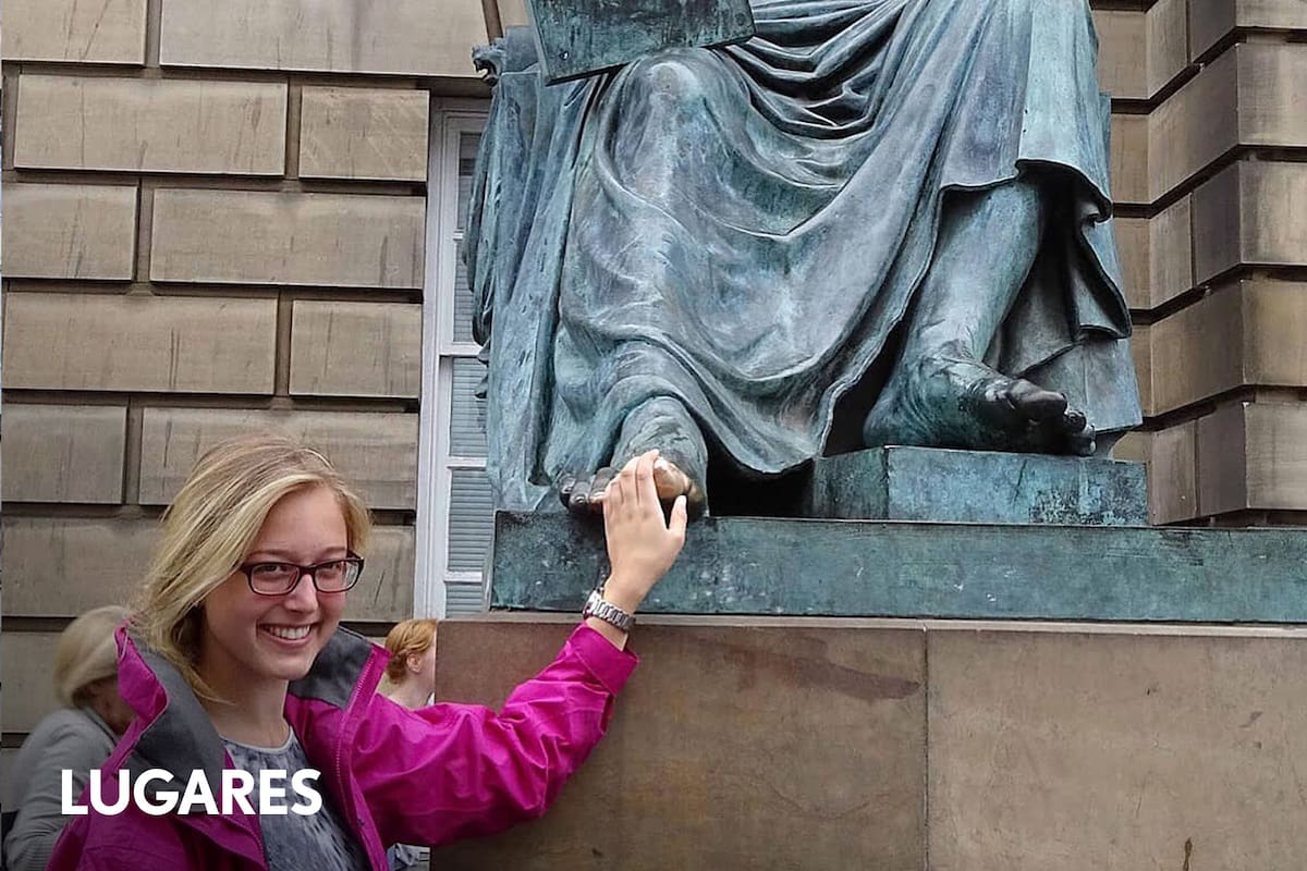 Dicen que tocar el zapato del clérigo John Harvard da buena suerte y asegura el regreso a Boston.