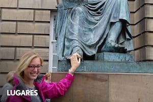 Tocar el dedo derecho de Hume da suerte.