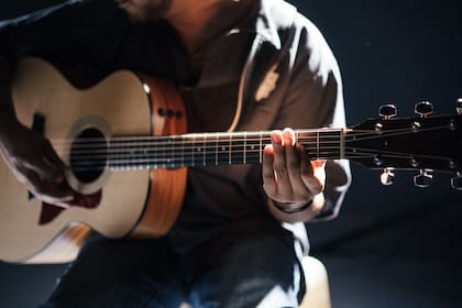Tocar la guitarra puede ser una muy buena técnica para calmar el estrés (Foto ilustrativa: PIXABAY)