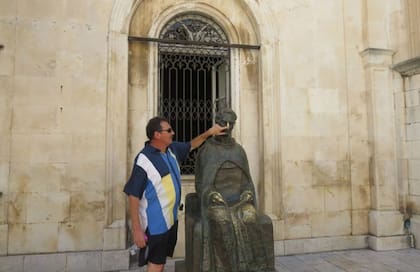 Tocar la nariz del Shakespeare de Dubrovnik es un rito que los turistas adoran cumplir.